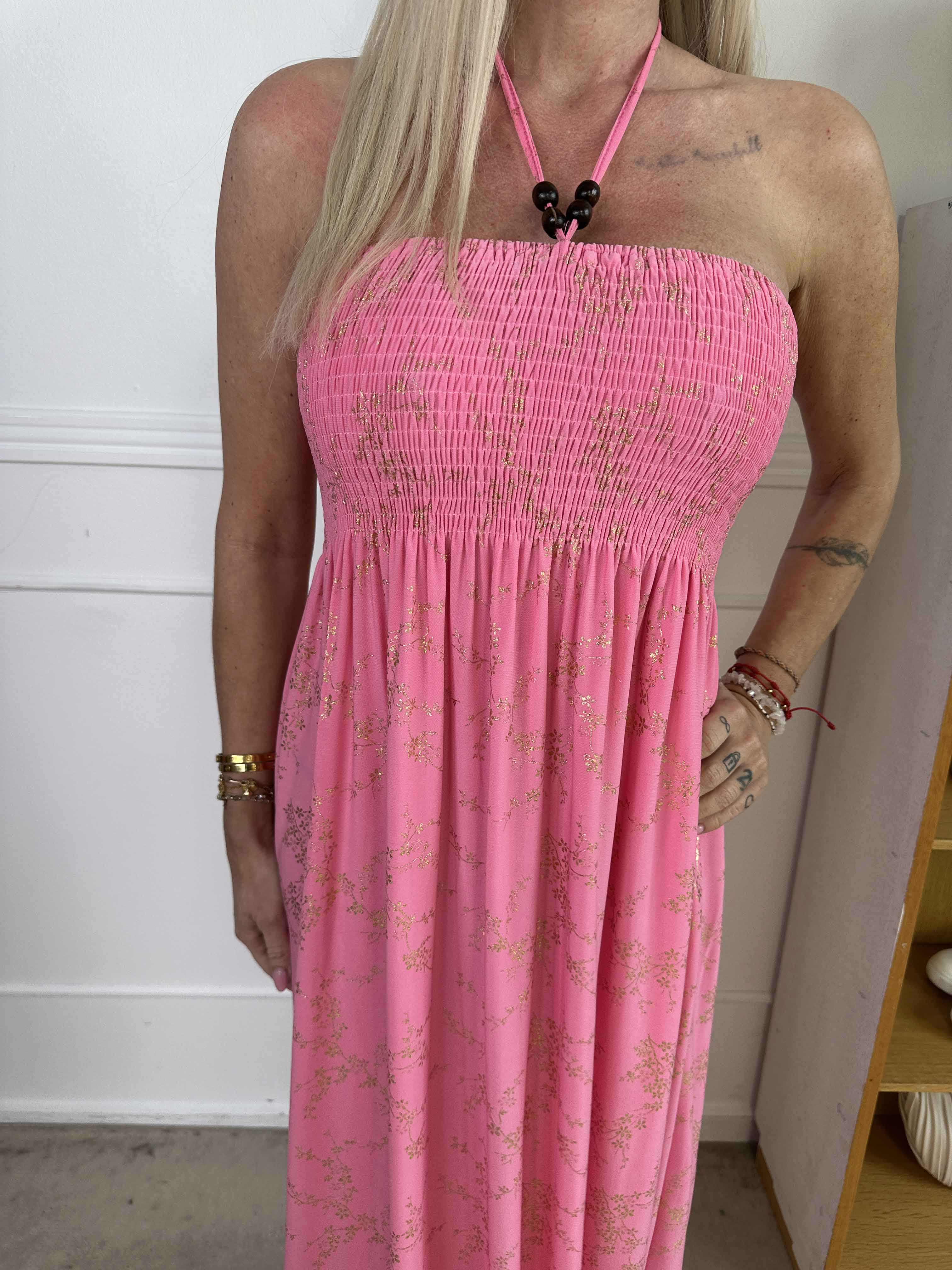 Lainey - Lang kjole med guldprint og smock henover brystet